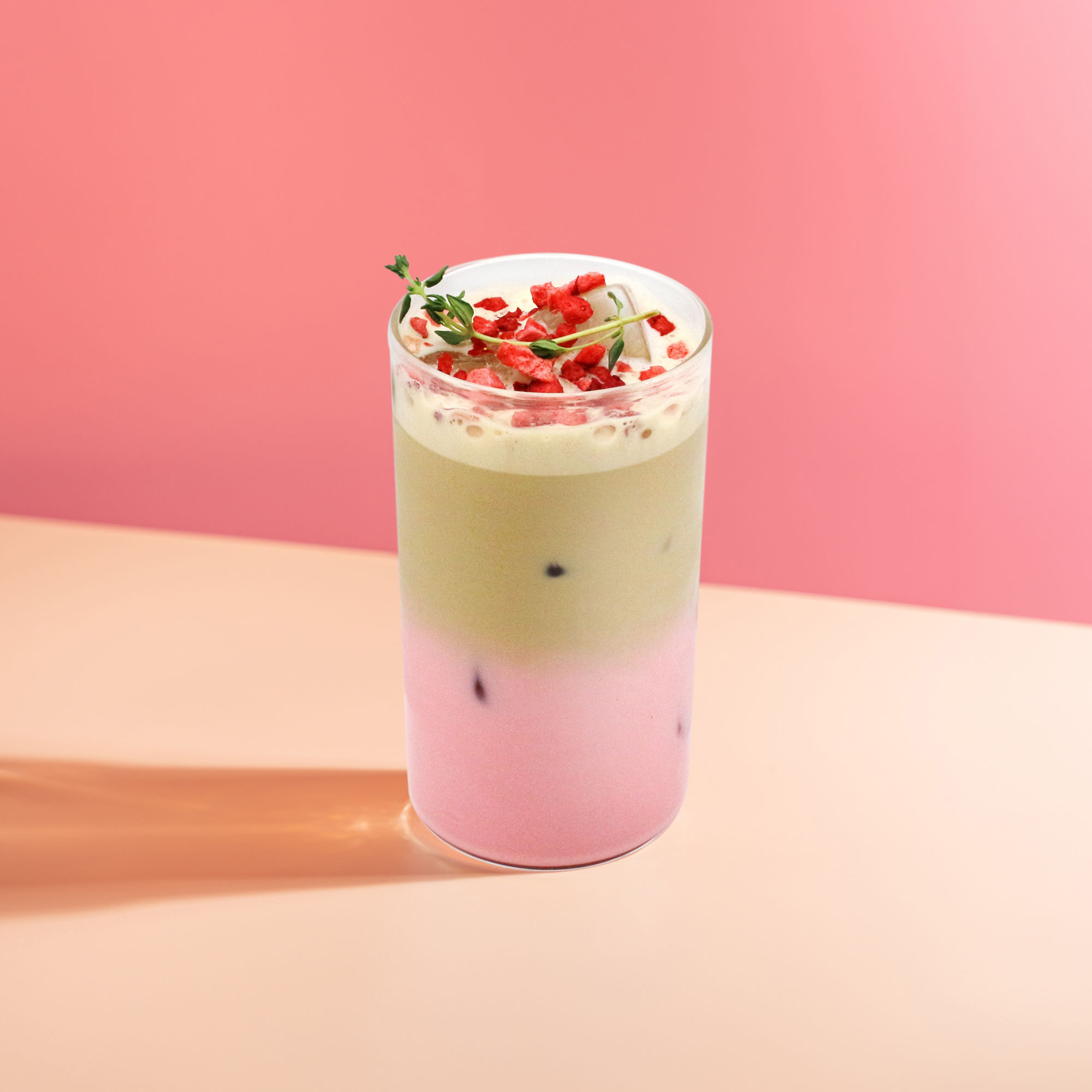 STRAWBERRY COLD BREW LATTE 사진